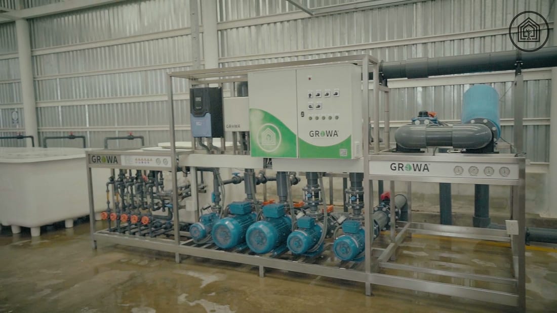 Sala de fertirriego con tanques de filtrado y dosificación